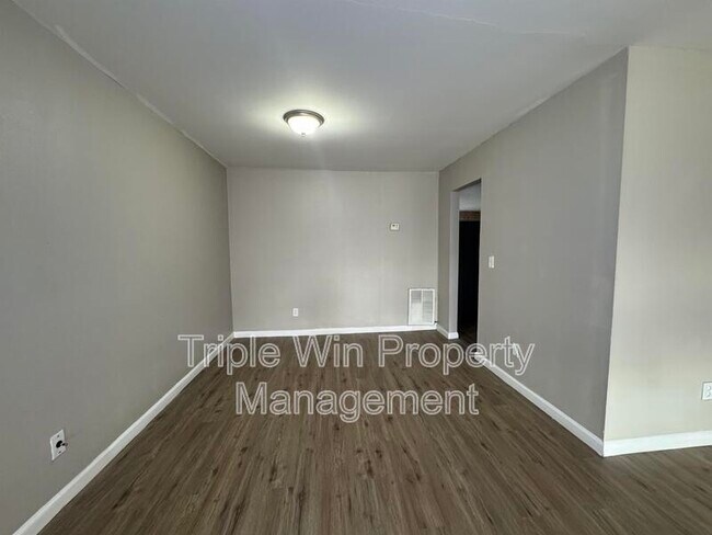 Building Photo - 3165 St Catherine St