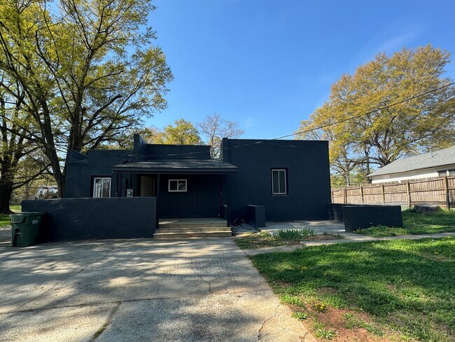 Building Photo - Ready to show!