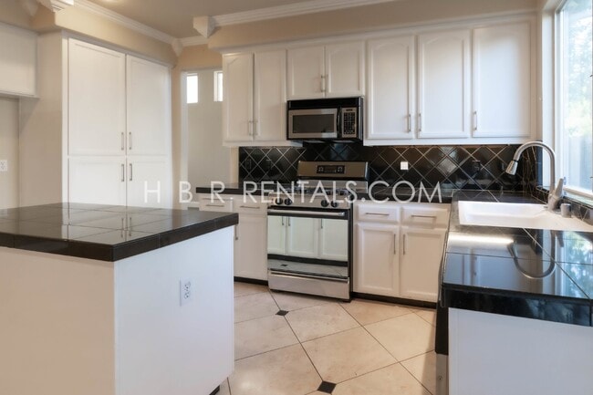 Building Photo - 422 Meyenberg Ave