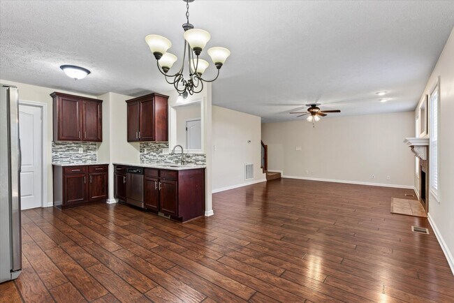 Building Photo - 566 Falkland Cir