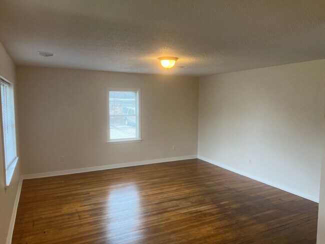 Building Photo - 3 Bed 1 Bath Home