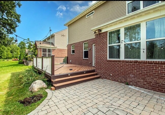 Building Photo - 5995 Branch Dr