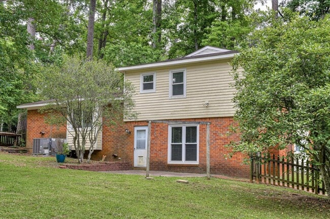 Building Photo - 303 Meadowlake Dr