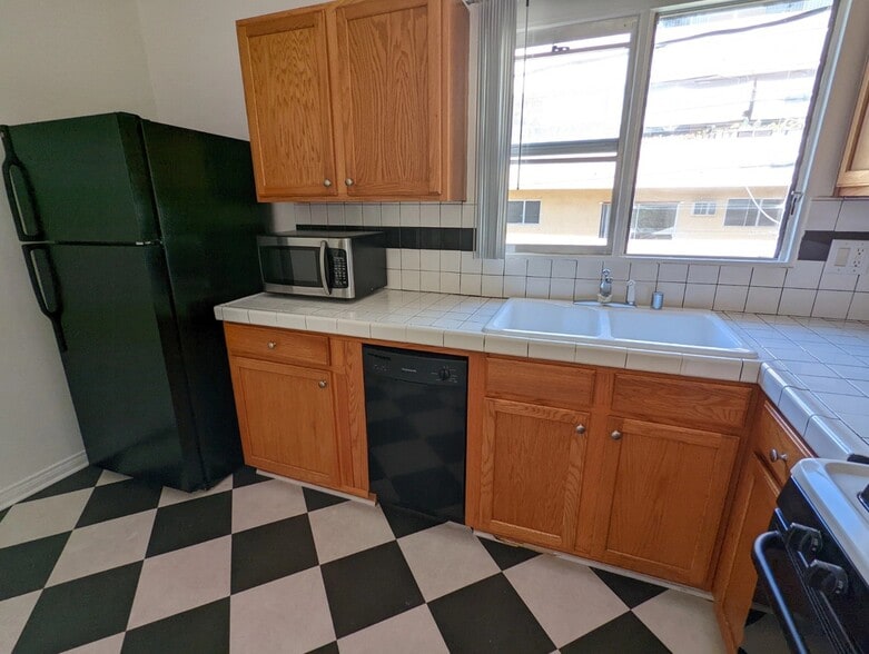 Building Photo - 1331 N Poinsettia Pl