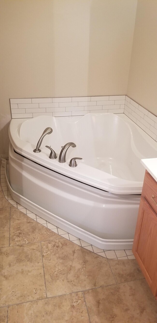 Building Photo - 1709 Lynnwood Dr