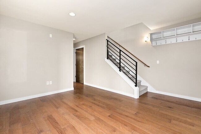 Building Photo - Trendy West Seattle Townhome w/Air Conditioning and Rooftop Deck