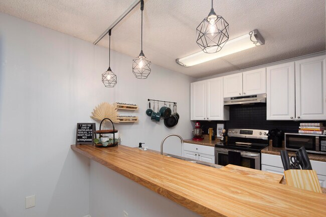 Building Photo - 2980 SW Sunset Trace Cir