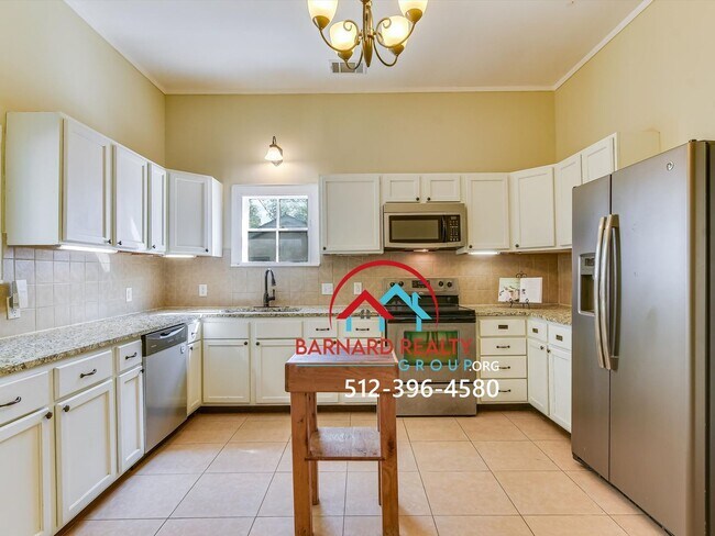 Building Photo - Available Now: 2 Bed/2 Bath in Historic Di...