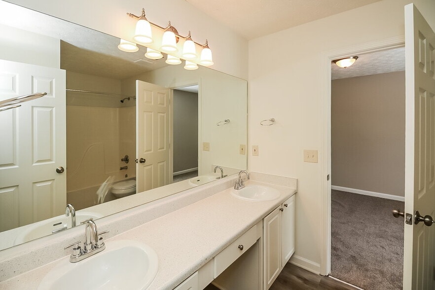 Building Photo - 4420 Roche St