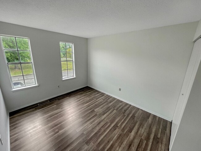 Building Photo - Charming 3 bedroom 1.5 bath townhome in Hi...