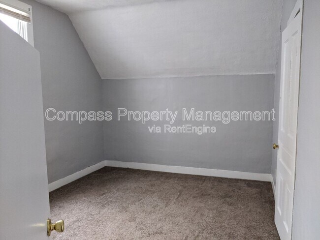 Building Photo - 142 Page St NE
