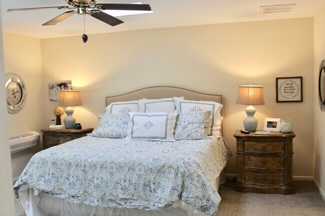 Building Photo - Spacious, Open Floor Plan at the end of 81st Street on the State Park!