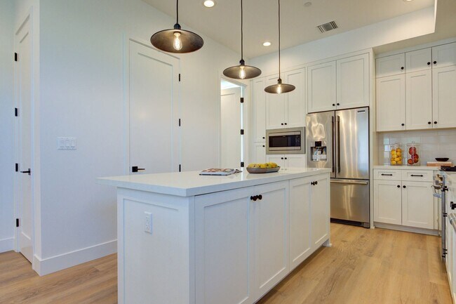 Building Photo - Fantastic 2 Story Farm House style Home with 4 Bedrooms and 3 Baths in Mid City area