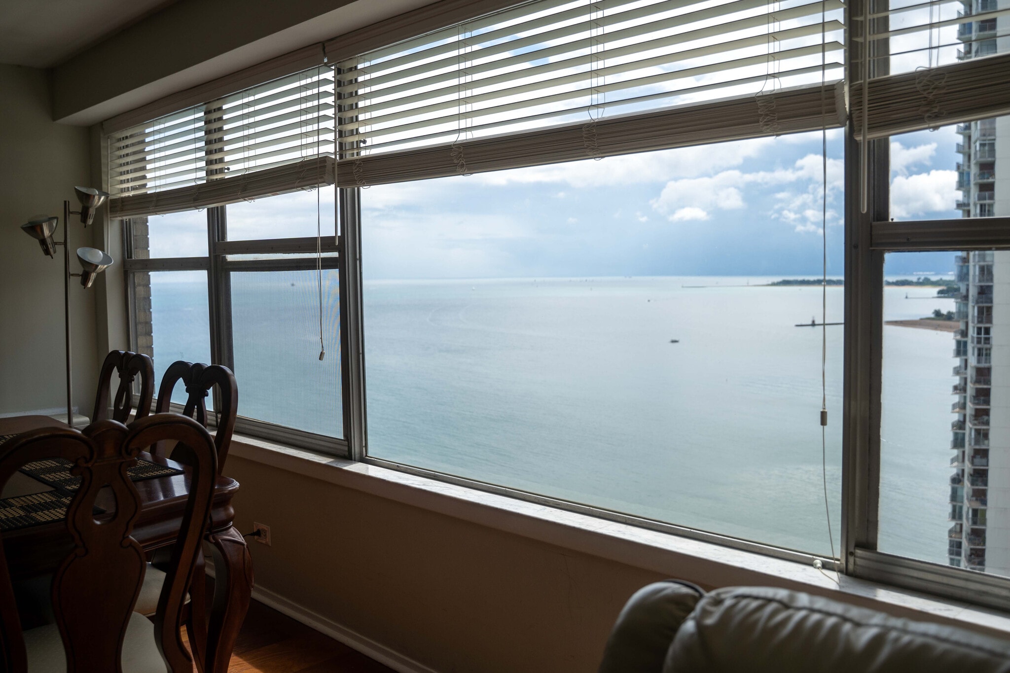 Building Photo - 6157 N Sheridan Rd