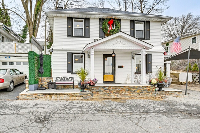 Building Photo - 5 Terrace Pl