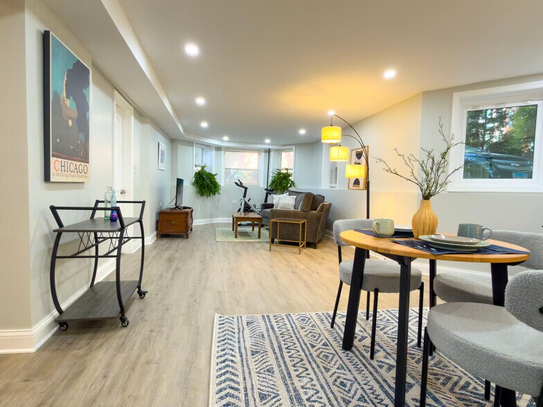 Another view of the Dining/Living area - 952 N Hoyne Ave