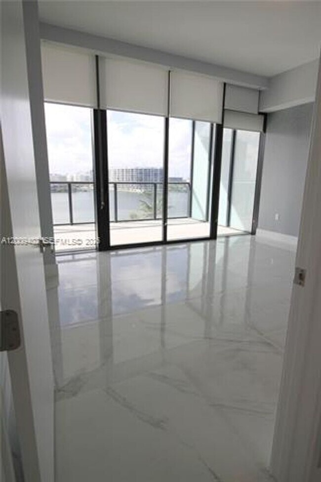 Building Photo - 5000 Island Estates Dr