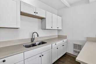 Building Photo - 1106-1112 NE 81st