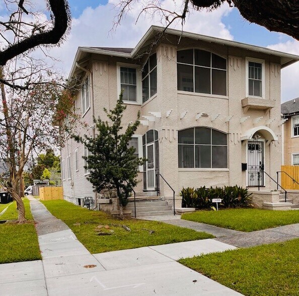 Front yard (unit renting is upper unit) - 2900 Palmer Ave
