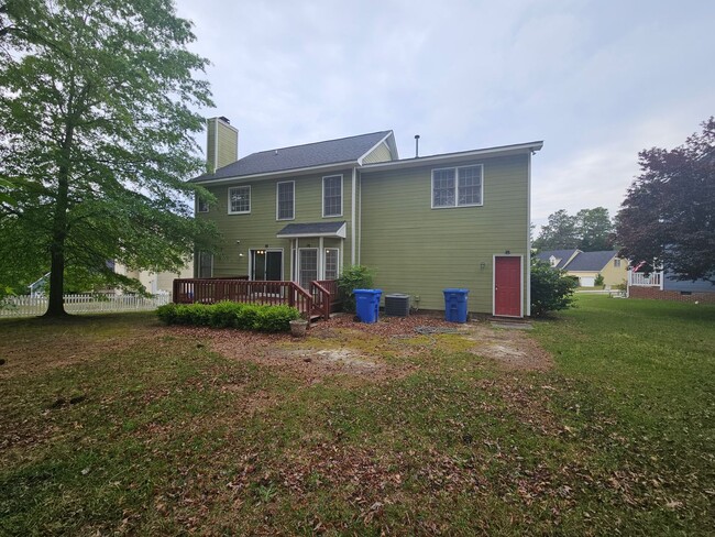 Building Photo - 4 Bedroom, 2.5 Bath Home Located in the Es...