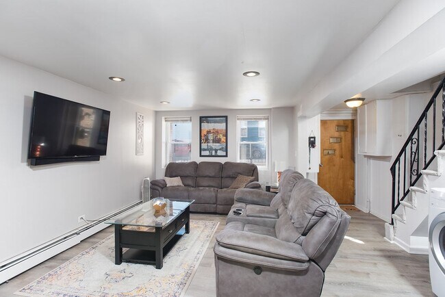 Primary Photo - 30 Manhattan Ave