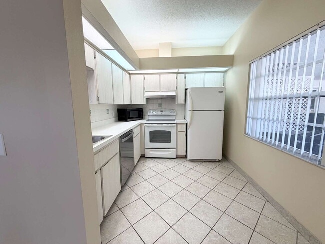 Building Photo - "Charming 2-Bed, 2-Bath Villa Retreat in New Port Richey!"