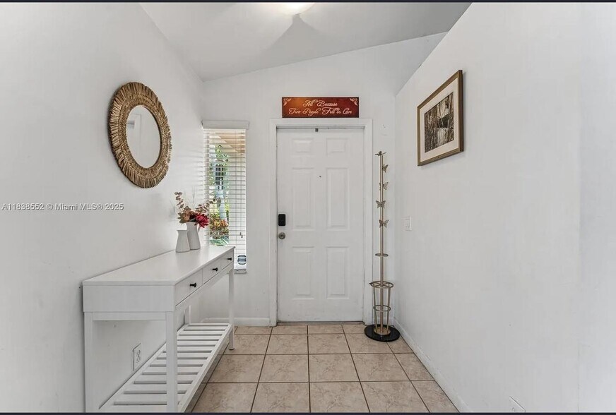 Building Photo - 1368 Presidio Dr