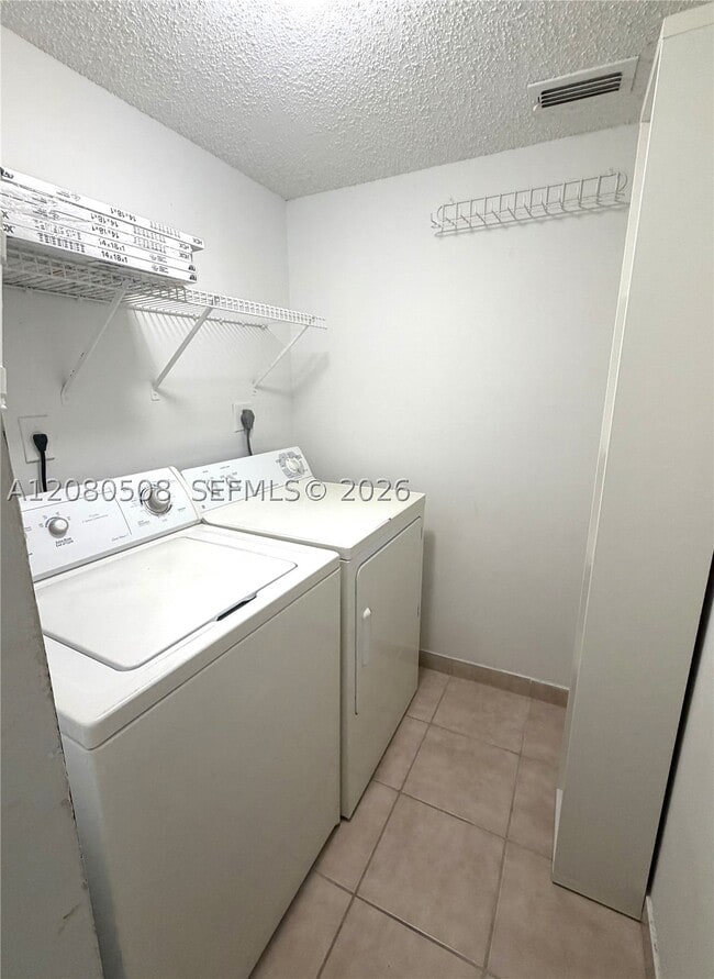 Building Photo - 351 Palm Way