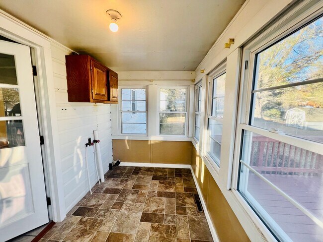 Building Photo - 2 bed with Large Garage