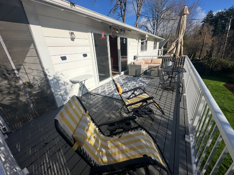 Building Photo - 11500 SW Fairfield St