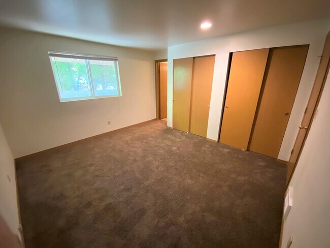 Building Photo - 3 Bed, 2 Bath 1 block from CWU