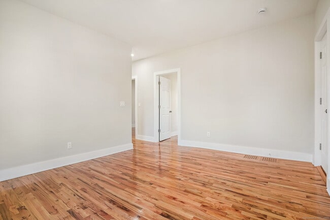 Building Photo - 10 Perry Hill Rd