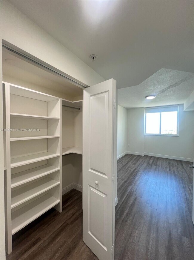 Building Photo - 987 SW 37th Ave