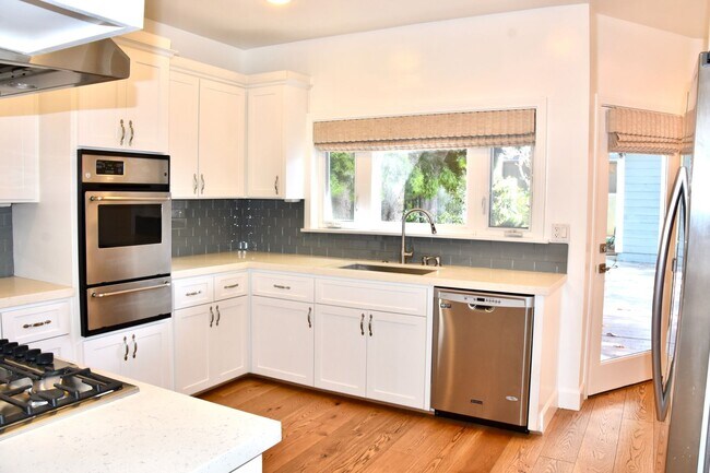 Building Photo - Beautiful spacious Home