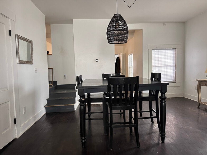 Building Photo - 1163 Say Ave