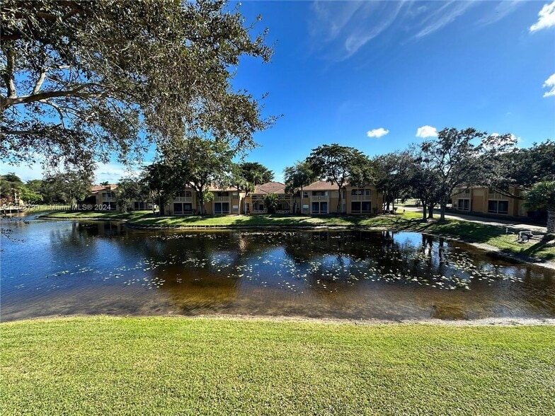 Building Photo - 4855 Via Palm Lakes