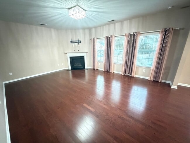 Building Photo - Expansive 5-Bedroom, 3-Story Home in Desirable Harrisburg Neighborhood