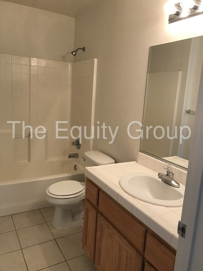 Building Photo - Upstairs unit located in Ashley Square!
