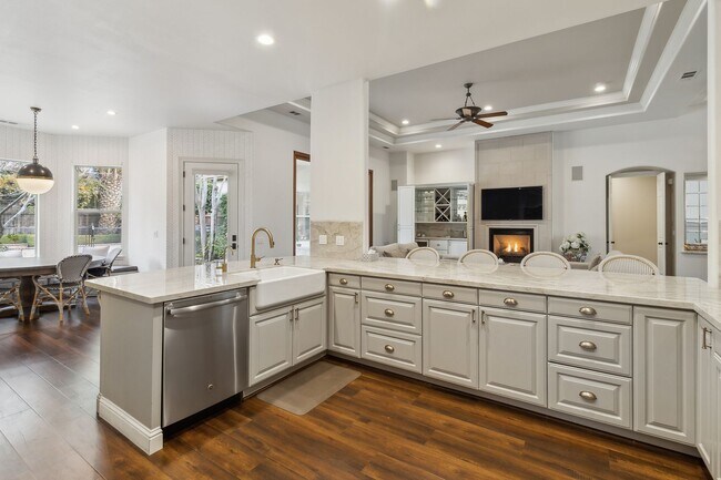 Building Photo - Luxurious Furnished Spanish-Style Home wit...