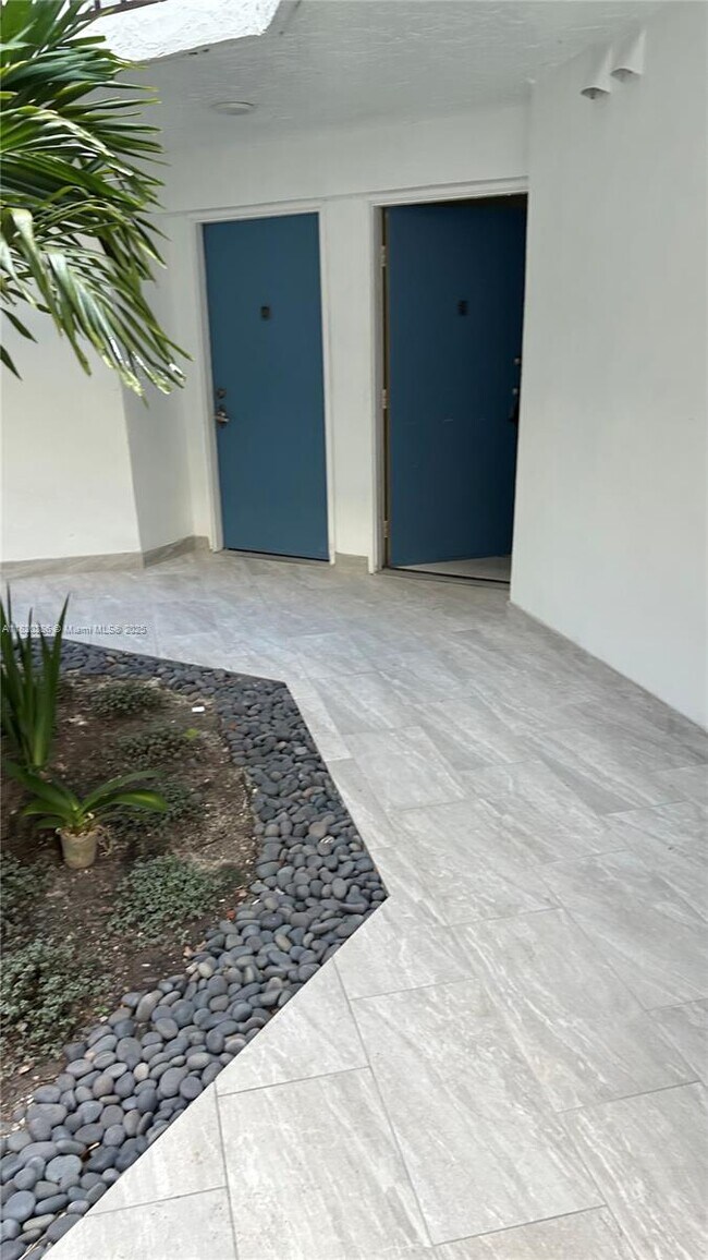 Building Photo - 9405 Fontainebleau Blvd