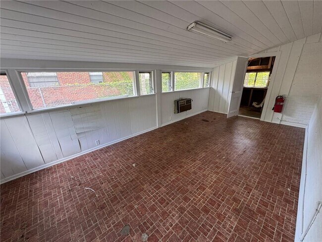 Building Photo - 713 Iris Ave