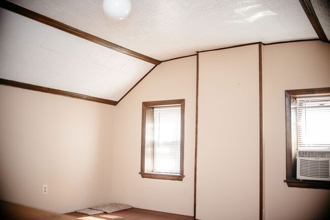 Building Photo - 3 Bedroom, 2 Bath Rown Home, 1st Floor Features 1 Bed and 1 Bath