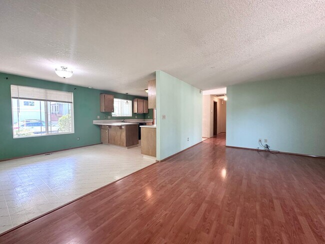 Building Photo - Wonderful centrally located Powell Butte 3...