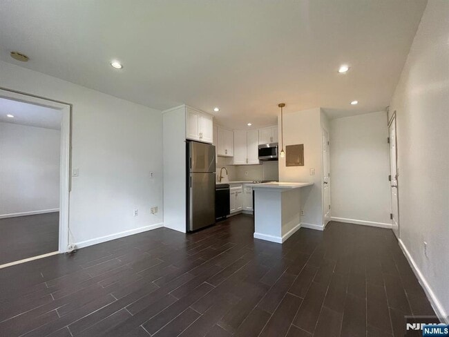 Primary Photo - 9 Vreeland Ave