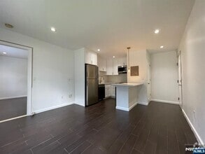 Building Photo - 9 Vreeland Ave