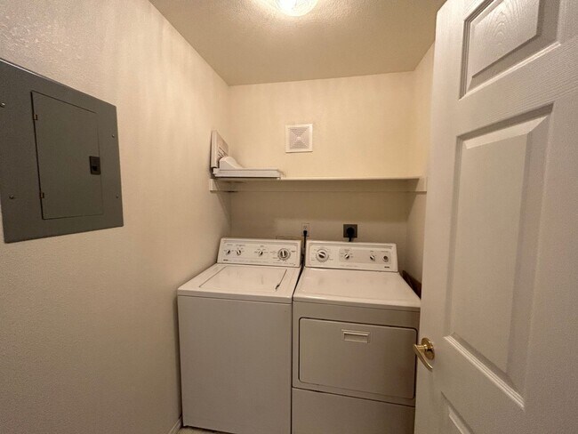 Building Photo - Spacious 2 bedroom and 2 bath.