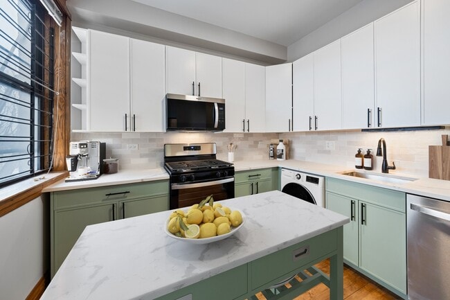 Building Photo - Renovated 1 bed + den in Logan Square - Now Leasing!