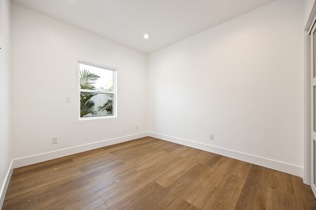 Building Photo - 212 W 64th St