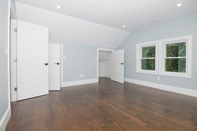 Building Photo - No Brokers Fee. InUnit Washer/Dryer, centr...
