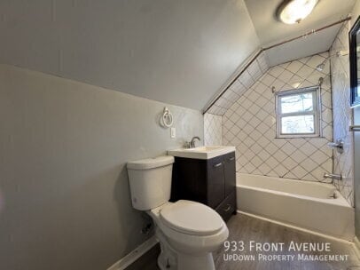 Building Photo - 933 Front Ave